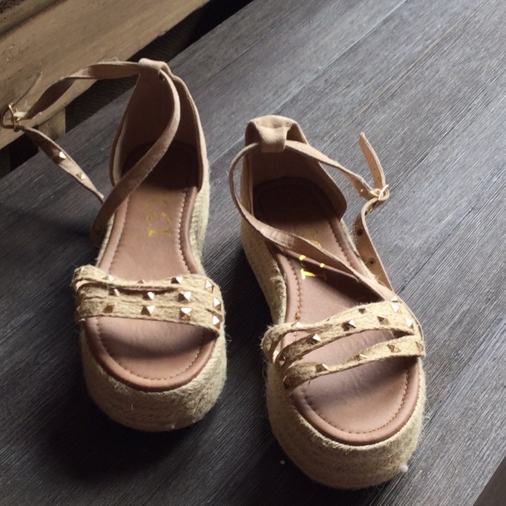 VICI Cocci platform sandals beige with gold accents in size 8.